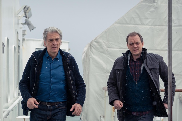 Robert (Walter Sittler, l.) und Thomas (Andy Gätjen) rennen über das Deck der Fähre. Nutzung des Bildes nur in Verbindung mit der Sendung inkl. Social Media / Weiterer Text über ots und www.presseportal.de/nr/7840 / Die Verwendung dieses Bildes ist für redaktionelle Zwecke honorarfrei. Veröffentlichung bitte unter Quellenangabe: