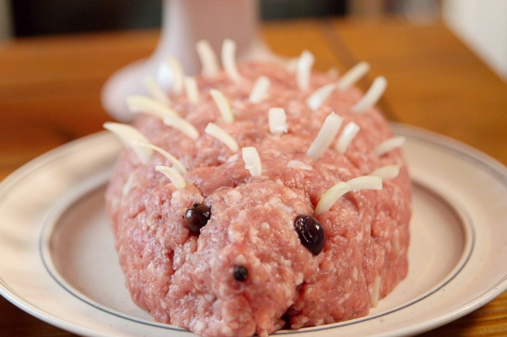 Gilt heute als kulinarische Sünde, war aber mal ein Büffet-Hit: der Mettigel - wiederzusehen in