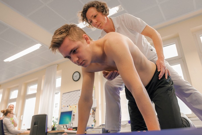 Nikolas will wieder laufen. Dafür trainiert er täglich in Ergo- und Physiotherapie. Nutzung des Bildes nur in Verbindung mit der Sendung inkl. Social Media / Weiterer Text über ots und www.presseportal.de/nr/7840 / Die Verwendung dieses Bildes ist für redaktionelle Zwecke honorarfrei. Veröffentlichung bitte unter Quellenangabe: