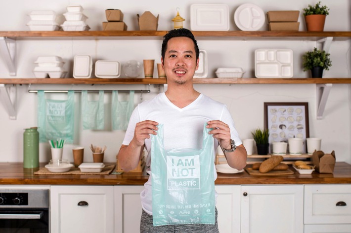 Biologe Kevin Kumala hat eine Tüte entwickelt, die sich in Meerwasser auflöst. Nutzung des Bildes nur in Verbindung mit der Sendung inkl. Social Media / Weiterer Text über ots und www.presseportal.de/nr/7840 / Die Verwendung dieses Bildes ist für redaktionelle Zwecke honorarfrei. Veröffentlichung bitte unter Quellenangabe: