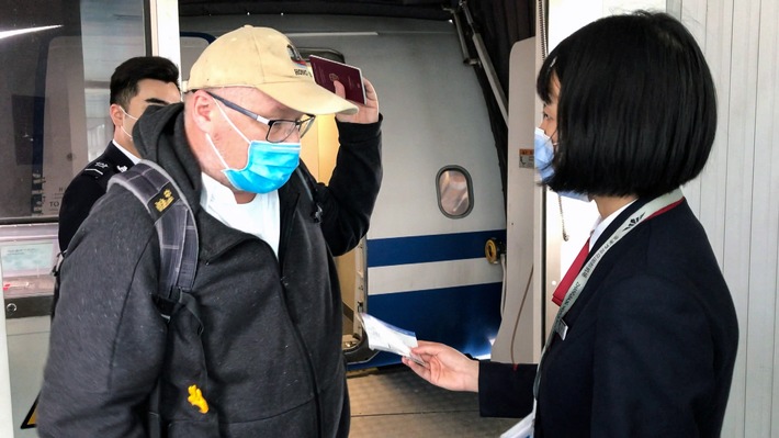 ZDF-Korrespondent Ulf Röller wird aus dem Flugzeug zu einer Gesundheitskontrolle begleitet. Nutzung des Bildes nur in Verbindung mit der Sendung - keine Rechte für Social Media Weiterer Text über ots und www.presseportal.de/nr/7840 / Die Verwendung dieses Bildes ist für redaktionelle Zwecke honorarfrei. Veröffentlichung bitte unter Quellenangabe: