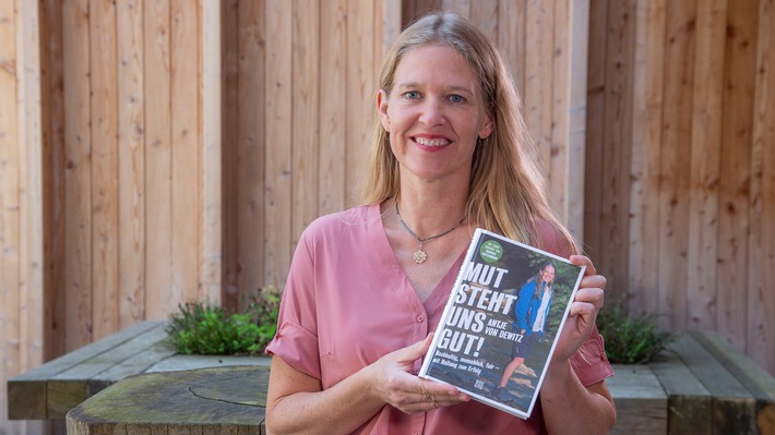 VAUDE Geschäftsführerin Antje von Dewitz mit ihrem Buch