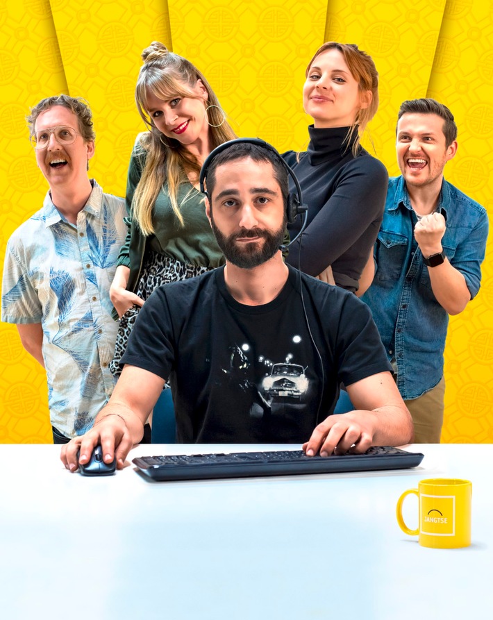 Ein Hoererlebnis für gewisse - komische - Stunden: Mit »Callboy« startet FYEO, die neue Podcast- und Audio-App von ProSiebenSat.1, die erste deutsche Audio-Sitcom. Im Mittelpunkt der neuen Serie steht Callcenter-Mitarbeiter Aydin, der neben unzufriedenen Kunden und anstrengenden Mitarbeitern auch noch die Marotten seines Chefs aushalten muss. Titel: FYEO;
Person: Uke Bosse; Jasmin Schwiers; Denis Moschitto; Julia Lenska; Benedikt Hahn;
Copyright: ProSiebenSat.1/FYEO/Chinzilla Films GmbH;
Fotograf: ProSiebenSat.1/FYEO;
Bildredakteur: Kathrin Baumann;
Rechtehinweis: Dieses Bild darf bis eine Woche nach Ausstrahlung honorarfrei fuer redaktionelle Zwecke und nur im Rahmen der Programmankuendigung verwendet werden. Spaetere Veroeffentlichungen sind nur nach Ruecksprache und ausdruecklicher Genehmigung der ProSiebenSat1 TV Deutschland GmbH moeglich. Nicht fuer EPG! Verwendung nur mit vollstaendigem Copyrightvermerk. Das Foto darf nicht veraendert, bearbeitet und nur im Ganzen verwendet werden. Es darf nicht archiviert werden. Es darf nicht an Dritte weitergeleitet werden. Aneinanderreihung/Zusammenlegung/Kopplung von Bildern zum Zweck der Erstellung von Slide-Shows o.ae. nicht gestattet; Verbindung/Einfuegen/Anfuegen von Werbung nicht gestattet.
Bei Fragen: foto@prosiebensat1.com
Voraussetzung fuer die Verwendung dieser Programmdaten ist die Zustimmung zu den Allgemeinen Geschaeftsbedingungen der Presselounges der Sender der ProSiebenSat.1 Media SE.; Weiterer Text über ots und www.presseportal.de/nr/51042 / Die Verwendung dieses Bildes ist für redaktionelle Zwecke honorarfrei. Veröffentlichung bitte unter Quellenangabe: