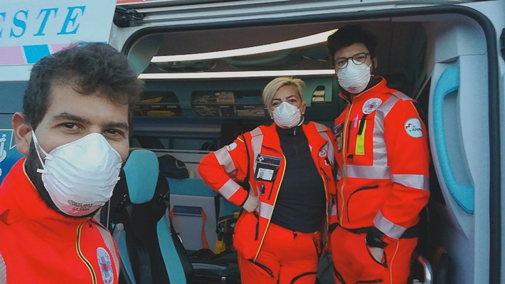 In Zeiten von Corona ist das Ambulanz-Team für den italienischen Sanitäter Andrea d.C. wie eine zweite Familie. Weiterer Text über ots und www.presseportal.de/nr/9021 / Die Verwendung dieses Bildes ist für redaktionelle Zwecke honorarfrei. Veröffentlichung bitte unter Quellenangabe: