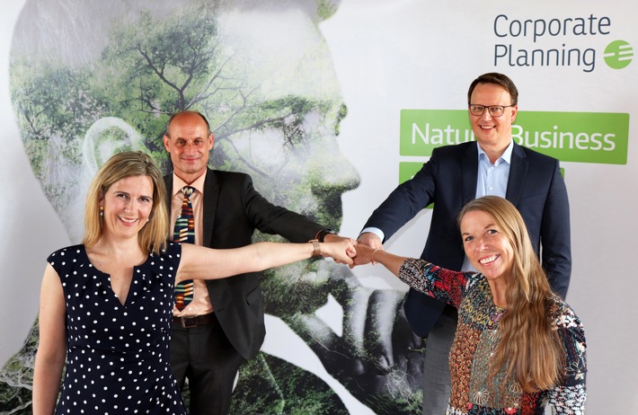 Corporate Planning kauft Reporting-Spezialist Hi-Chart (von links): Simone Doerfner (Chief Marketing and Communications Officer Corporate Planning), Holger Gerths (Geschäftsführer Hi-Chart), Matthias Kläsener (Chief Executive Officer Corporate Planning), Simone Gerths (Geschäftsführerin Hi-Chart) / Hamburger Softwarehaus wertet Geschäftskommunikation durch IBCS auf. Weiterer Text über ots und www.presseportal.de/nr/74567 / Die Verwendung dieses Bildes ist für redaktionelle Zwecke honorarfrei. Veröffentlichung bitte unter Quellenangabe: