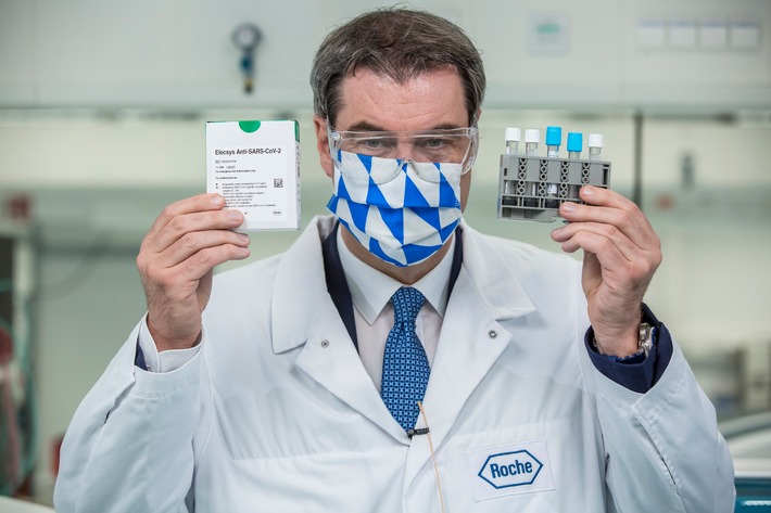 Der Elecsys® Anti-SARS-CoV-2 Antikörpertest, den Bayerns Ministerpräsident Dr. Markus Söder in Händen hält, besitzt eine Testspezifität von 99,8 Prozent. Weiterer Text über ots und www.presseportal.de/nr/111221 / Die Verwendung dieses Bildes ist für redaktionelle Zwecke honorarfrei. Veröffentlichung bitte unter Quellenangabe: