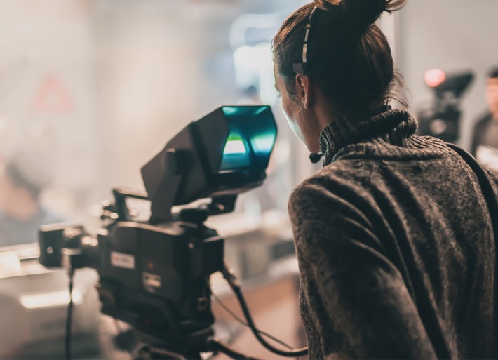 Das Coronavirus setzt auch der Filmindustrie zu. Wie können aktuell Filme produziert werden, ohne die Beteiligten der Gefahr einer Infektion auszusetzen? Die BG ETEM hat dazu Empfehlungen erarbeitet, die auf dem SARS-CoV-2-Arbeitsschutzstandard des Bundesministeriums für Arbeit und Soziales beruhen. Die Verwendung dieses Bildes ist nur in Verbindung mit der Pressemitteilung und nicht zu anderen Zwecken gestattet. Weiterer Text über ots und www.presseportal.de/nr/18978 / Veröffentlichung bitte unter Quellenangabe: