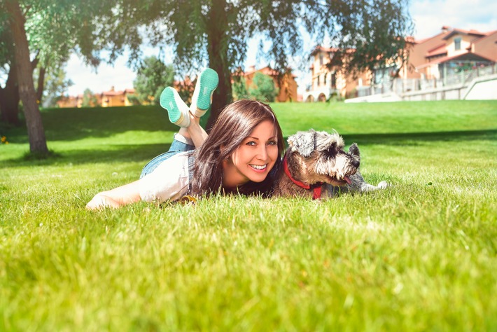 Schützen und Impfen / Zecken haben wieder Saison / Frau liegt mit Hund im Gras / Weiterer Text über ots und www.presseportal.de/nr/58929 / Die Verwendung dieses Bildes ist für redaktionelle Zwecke honorarfrei. Veröffentlichung bitte unter Quellenangabe: