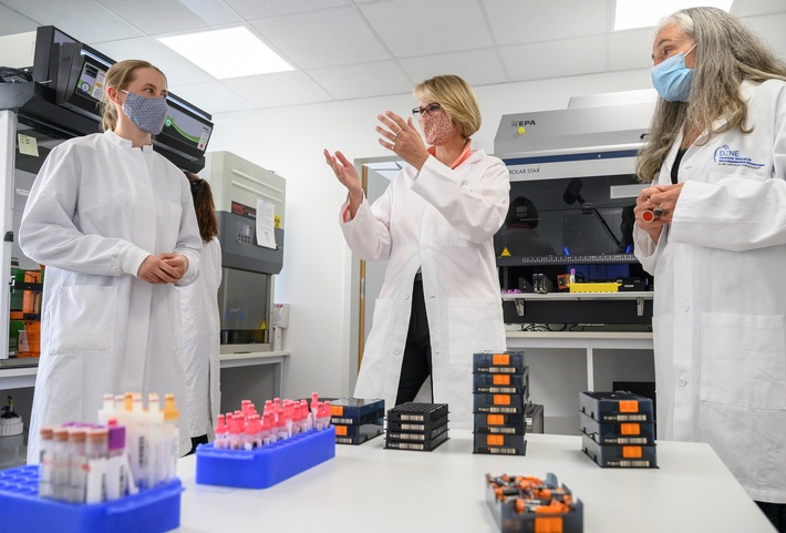 Bundesforschungsministerin Anja Karliczek im Gespräch mit einer Labormitarbeiterin. Rechts im Bild: Frau Prof. Monique Breteler, Wissenschaftlerin des DZNE und Leiterin der aktuellen Untersuchungen über das Coronavirus. Weiterer Text über ots und www.presseportal.de/nr/67245 / Die Verwendung dieses Bildes ist für redaktionelle Zwecke honorarfrei. Veröffentlichung bitte unter Quellenangabe: