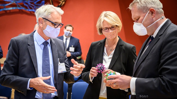 Karliczek: Mit Antikörpertests und neuen Wirkstoffen gegen SARS-CoV-2 / Bundesforschungsministerin Anja Karliczek und der Niedersächsische Wissenschaftsminister Björn Thümler (re.) im Gespräch mit Dirk Heinz, Wissenschaftlicher Geschäftsführer des HZI / Weiterer Text über ots und www.presseportal.de/nr/67245 / Die Verwendung dieses Bildes ist für redaktionelle Zwecke honorarfrei. Veröffentlichung bitte unter Quellenangabe: