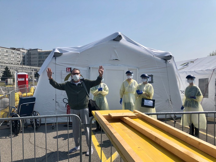 Italien: Notfalllazarett beendet Arbeit / Mehr als 280 Patienten wurden behandelt - Lob aus Politik / Francesco, einer der Corona-Patienten, verlässt das Notfallfeldlazarett in Italien. Weiterer Text über ots und www.presseportal.de/nr/56021 / Die Verwendung dieses Bildes ist für redaktionelle Zwecke honorarfrei. Veröffentlichung bitte unter Quellenangabe: