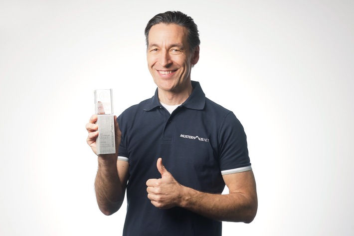 Der Markenbotschafter des Deutschen Musterhauspreises 2020, TV-Architekt John Kosmalla, mit dem Pokal für die schönsten Häuser beim Musterhauspreis. / Musterhaus.net und TV-Bauexperte John Kosmalla suchen die Traumhäuser der Deutschen beim Musterhauspreis 2020. Die Verwendung dieses Bildes ist für redaktionelle Zwecke frei bei Nennung von Musterhaus.net als Quelle (Lüneburg, Mai 2020). Weitere Bilder finden Sie im Newsroom von Musterhaus.net im Presseportal. Weiterer Text über ots und www.presseportal.de/nr/103341 /