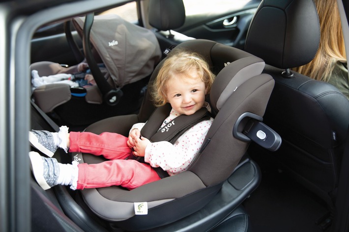 Die Kaufentscheidung für ein System mit guten Testnoten von Stiftung Warentest und ADAC und einem tollen Preis-Leistungsverhältnis fällt leicht: Für Joie i-Snug, i-Venture und Basisstation i-Base Advance müssen Eltern knapp 390 Euro budgetieren und sind damit ab Geburt bis zu einem Alter von circa vier Jahren (105 cm Körpergröße) bestens versorgt. Weiterer Text über ots und www.presseportal.de/nr/137387 / Die Verwendung dieses Bildes ist für redaktionelle Zwecke honorarfrei. Veröffentlichung bitte unter Quellenangabe: