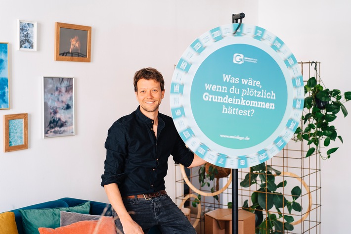 Portrait Michael Bohmeyer, Gründer Mein Grundeinkommen / 1 Jahr lang mehr Vertrauen und weniger Stress - 20 Grundeinkommen zu gewinnen / Am 20. Mai werden 20 Bedingungslose Grundeinkommen à 12.000 Euro verlost / Teilnehmen kann jede:r / Weiterer Text über ots und www.presseportal.de/nr/142772 / Die Verwendung dieses Bildes ist für redaktionelle Zwecke honorarfrei. Veröffentlichung bitte unter Quellenangabe: