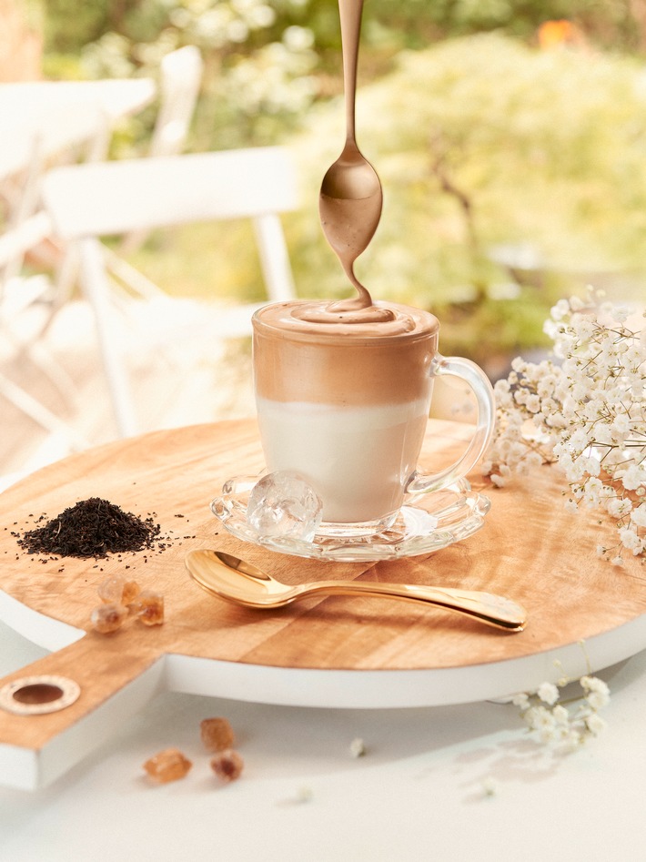 Ostfriesentee, Sahne, Milch, Kluntje und etwas Eis - fertig ist der Ostfriesen-Dalgona. / International Tea Day am 21. Mai. Deutschland freut sich