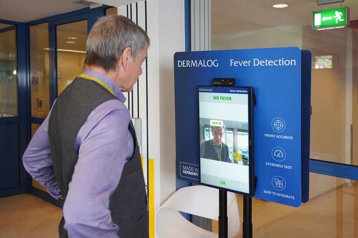 Prof. Klaus Püschel, Direktor des Instituts für Rechtsmedizin am Universitätsklinikum Hamburg-Eppendorf, beim DERMALOG Temperatur-Check: