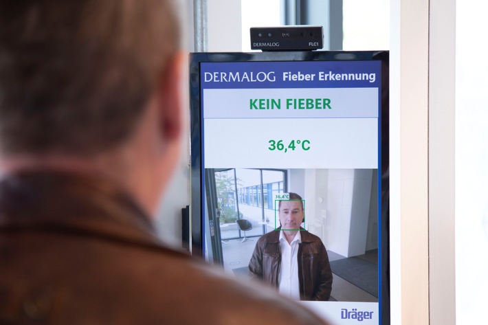 Am Hauptsitz der Drägerwerk AG in Lübeck macht jeder Besucher, der das Produktionswerk des Unternehmens betritt, den berührungslosen Fieber-Check von DERMALOG. Weiterer Text über ots und www.presseportal.de/nr/8896 / Die Verwendung dieses Bildes ist für redaktionelle Zwecke honorarfrei. Veröffentlichung bitte unter Quellenangabe: