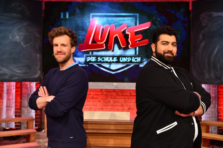Luke Mockridge (l.); Faisal Kawusi (r.) Finales Wissensduell ohne Gnade im SAT.1 Abend-gymnasium: Luke Mockridge vs. Faisal Kawusi in