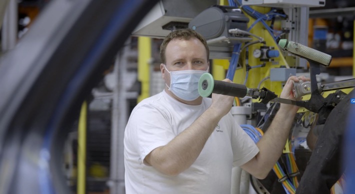 Video: Schutzmaßnahmen in der Produktion. SKODA AUTO hat zusammen mit seinem Sozialpartner, der Gewerkschaft KOVO, mehr als 80 verbindliche Maßnahmen zum Gesundheitsschutz der Mitarbeiter erarbeitet und umgesetzt. Wie die Umsetzung im Werk konkret aussieht, zeigt beispielhaft ein kurzes Video des Automobilherstellers. Weiterer Text über ots und www.presseportal.de/nr/28249 / Die Verwendung dieses Bildes ist für redaktionelle Zwecke honorarfrei. Veröffentlichung bitte unter Quellenangabe: