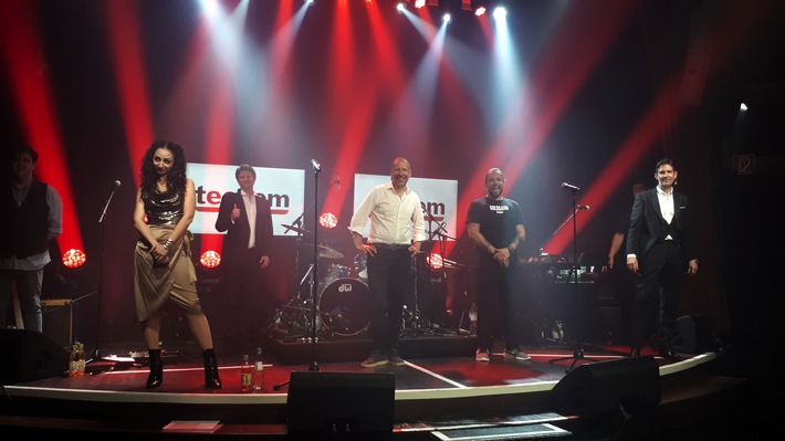 Techem bedankt sich bei Mitarbeitern mit virtuellem Festival und sammelt für einen guten Zweck 80.000 Euro. Techem CEO Matthias Hartmann (Mitte) begleitete die Band The Wright Thing am Schlagzeug, CSO Nicolai Kuß (links im Bild) und CFO/CPO Dr. Carsten Sürig (rechts im Bild) moderierten das Techem Festival.Weiterer Text über ots und www.presseportal.de/nr/37900 / Die Verwendung dieses Bildes ist für redaktionelle Zwecke honorarfrei. Veröffentlichung bitte unter Quellenangabe: