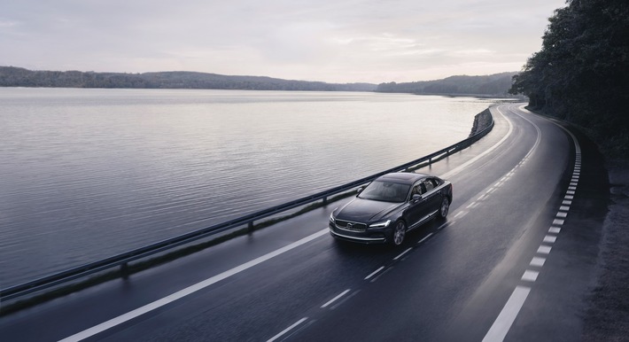 The refreshed Volvo S90. Weiterer Text über ots und www.presseportal.de/nr/76941 / Die Verwendung dieses Bildes ist für redaktionelle Zwecke honorarfrei. Veröffentlichung bitte unter Quellenangabe: