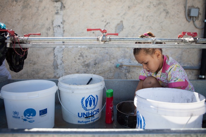 Deutsche Postcode Lotterie fördert UNO-Flüchtlingshilfe mit 300.000 Euro / Ein kleines Mädchen bei den Sanitäranlagen in einem Flüchtlingslager auf den griechischen Inseln. Weiterer Text über ots und www.presseportal.de/nr/41583 / Die Verwendung dieses Bildes ist für redaktionelle Zwecke honorarfrei. Veröffentlichung bitte unter Quellenangabe: