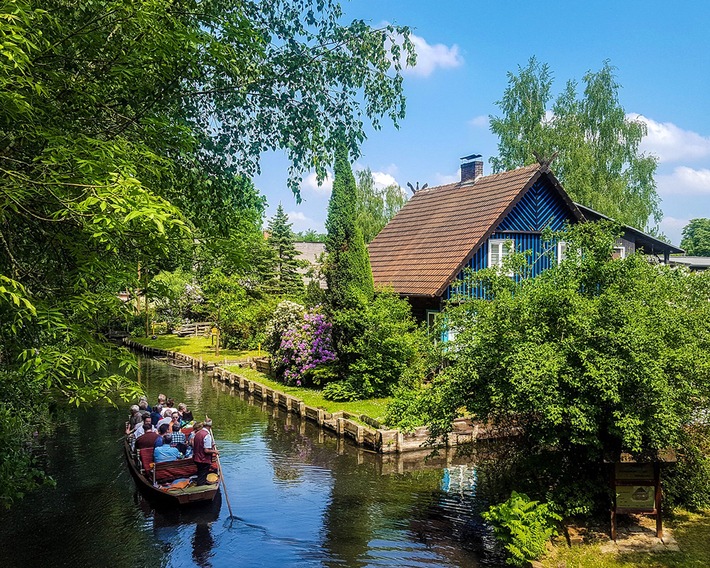 Kahnfahrt in Lehde, Spreewald / Urlaubsguru gibt Tipps für alternative Reiseziele. Weiterer Text über ots und www.presseportal.de/nr/115697 / Die Verwendung dieses Bildes ist für redaktionelle Zwecke honorarfrei. Veröffentlichung bitte unter Quellenangabe: