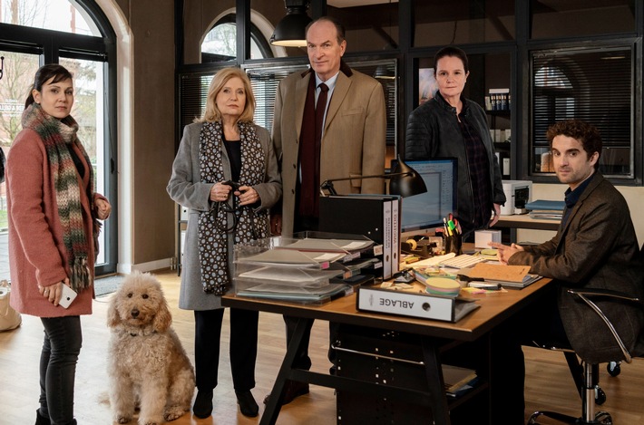 ARD DIE KANZLEI, IV. Staffel, 13 neue Folgen der Anwaltsserie, ab (04.08.20), immer dienstags um 20.15 Uhr im Ersten.
Die Kanzlei: Anwaltspartner Isa von Brede (Sabine Postel, 2.v.l.) und Markus Gellert (Herbert Knaup, M.) mit Rechtsanwaltsgehilfin Yasmin (Sophie Dal, l.), Reinigungskraft und Ermittlerin Gudrun (Katrin Pollitt, 2.v.r.) und Referendar Thomas Zuhse (Oliver Wnuk, r.), Schwangerschaftsvertretung von Yasmin und Hund Teddy.
© ARD/Georges Pauly - honorarfrei, Verwendung gemäß der AGB im engen inhaltlichen, redaktionellen Zusammenhang mit genannter ARD-Sendung bei Nennung:
