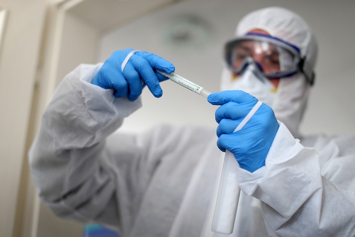 Ein Soldat der Sanitätsstaffel aus Frankenberg, Sachsen, unterstützt den ASB (Arbeiter-Samariter-Bund) bei der Durchführung von Testabstrichen in Gera, am 21.04.2020. Weiterer Text über ots und www.presseportal.de/nr/122038 / Die Verwendung dieses Bildes ist für redaktionelle Zwecke honorarfrei. Veröffentlichung bitte unter Quellenangabe: