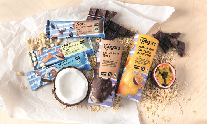 Veganz Clean Protein Bars 30 und Protein Drinks. Weiterer Text über ots und www.presseportal.de/nr/137749 / Die Verwendung dieses Bildes ist für redaktionelle Zwecke honorarfrei. Veröffentlichung bitte unter Quellenangabe: