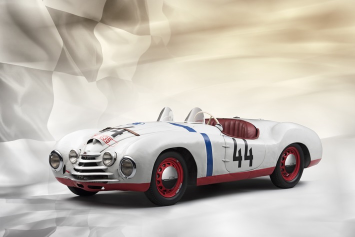 Vor 70 Jahren startete SKODA zum einzigen Mal bei den berühmten 24 Stunden von Le Mans / Bei der 18. Ausgabe des 24-Stunden-Rennens von Le Mans (24. bis 25. Juni 1950) konnte sich das SKODA Sport-Werksteam um Václav Bobek und Jaroslav Netusil vorübergehend auf den zweiten Platz der Hubraumklasse bis 1.100 Kubikzentimeter vorkämpfen. In der Leistungseffizienz-Sonderwertung rangierte das Duo zwischenzeitlich auf Platz fünf unter den insgesamt 60 gestarteten Fahrzeugen. Weiterer Text über ots und www.presseportal.de/nr/28249 / Die Verwendung dieses Bildes ist für redaktionelle Zwecke honorarfrei. Veröffentlichung bitte unter Quellenangabe:
