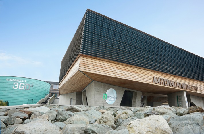 und bietet seinen Gästen diesen Sommer neben dem Nationalparkzentrum in Mittersill, 10 Erlebnisausstellungen, 12 Themenwege sowie täglich exklusive Touren mit den Nationalpark-Rangern wieder ein umfangreiches Angebot. Am 12. Juli 2020 wartet mit dem SalzburgerLand Almsommer-Erlebnistag ein weiteres Highlight für Besucher.?Der Nationalpark Hohe Tauern hat allein in Salzburg eine Fläche von 805 km² und nimmt damit 11% der Landesfläche ein. Das sind umgerechnet 800 Mio. m² und so gesehen ein ?unendlicher? Freiraum für Erholung, naturverträglichen Sport und Naturerlebnis pur. Seitens der Nationalparkverwaltung haben wir in den letzten Wochen alles vorbereitet, damit auch dort, wo es dann doch eng werden kann, vor allem in den Ausstellungen und bei den Informationseinrichtungen, allen geltenden Regeln entsprochen wird?, berichtet Nationalparkdirektor Wolfgang Urban. Das gröÃte Naturschutzgebiet Zentraleuropas eröffnet Besuchern eine unvergleichliche Landschaft mit unberührten Urwäldern, 279 Bächen und 550 Seen. Gastgeber und Nationalpark-Ranger machen die Schätze des Nationalparks zwischen den 13 Nationalpark-Tälern, Almen, Wasser, Eis und Fels in den Sommermonaten erlebbar und freuen sich auf zahlreiche Gäste in der Ferienregion Nationalpark Hohe Tauern. Hunderte von bestens markierten Wanderwegen führen in die Nationalpark-Täler, auf Almen und durch Wälder. Zu den Highlights des Nationalparks Hohe Tauern zählen unter anderem die Krimmler Wasserfälle, mit 380 Metern Fallhöhe Europas gröÃte Wasserfälle, der Smaragdweg im Habachtal - als einzige Smaragdfundstelle in den Alpen bekannt und das neue Wildnisgebiet der Sulzbachtäler mit mehr als 6.700 Hektar, 17 Gletschern und 25 Dreitausendern - ausgezeichnet von der IUCN. Die GroÃglockner HochalpenstraÃe am FuÃe des höchsten Berges Ãsterreichs zählt zu den schönsten PanoramastraÃen Europas. Sie führt in 36 kunstvoll angelegten Kehren bis auf 2.571 Meter und endet am längsten Gletscher der Ostalpen, der Pasterze. Ein unver...