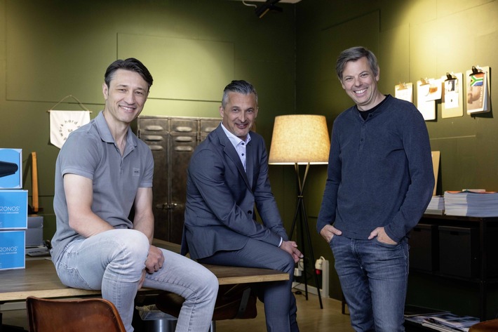 Drei Jahre ist es her, seit Geschäftsführer Fredy Scheucher und Entwickler Thomas Brunauer den OZONOS Aircleaner auf den Markt gebracht haben. Damit gelingt ihnen eine Sensation: Der OZONOS ist der erste und einzige Ozonluftreiniger mit TÜV-Zertifizierung und Haushaltsgerätezulassung und ist somit für Mensch und Tier absolut unbedenklich. Damit ist er sowohl für den professionellen Einsatz, als auch für den Hausgebrauch ein wahrer Problemlöser: Gerüche, Aerosolfette, Viren, Keime, Bakterien, Schimmelpilzsporen und Allergene werden restlos und unauffällig beseitigt. Was ursprünglich als Alternative zum Dunstabzug konzipiert wurde, wird mittlerweile in den verschiedensten Bereichen eingesetzt: im Wohnbereich, in Großküchen und Hotelzimmern, in Arztpraxen, Warteräumen, Büros, Kindergärten, und viele mehr. Zahlreiche namhafte Partner, wie HAKA Küche, Sachsenküchen, Holter, Elastica, und Hali sind bereits von den Vorteilen überzeugt und haben OZONOS in ihr Portfolio aufgenommen.Seit dem 1.Mai ist das Team von OZONOS um ein bekanntes Gesicht reicher: Der prominente Trainer Niko Kova? unterstützt das Unternehmen als Anteilseigner. ?Ich habe das Produkt selbst zuhause ausprobiert und es hat funktioniert. Und wenn etwas gut funktioniert, dann kann man auch dahinter stehen.?Geschäftsführer Fredy Scheucher und Entwickler Thomas Brunauer: ?Wir freuen uns sehr, dass Niko Kova? von unserer Idee und den Produkten so begeistert war, dass er kurzerhand ins Unternehmen eingestiegen ist. Es ist wie im Fußball, als Team sind wir stärker.?Weitere Informationen zu OZONOS und den Produkten finden Sie auf www.ozonos.atNiko Kova? im Kurzinterview: www.facebook.com/OZONOSAircleaner