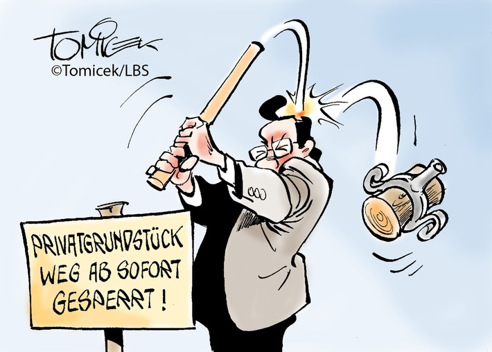 Grundstückseigentümer musste Gerichtsentscheidung abwarten Es gibt immer wieder die Situation, dass ein öffentlich genutzter Weg über ein Privatgrundstück führt. Häufig sind die Eigentümer nicht damit einverstanden und prozessieren vor Gericht dagegen. Das ist ihr gutes Recht. Aber eines sollten sie besser nicht tun: den Weg eigenmächtig sperren, ohne dass ein entsprechendes Urteil ergangen wäre. Im konkreten Fall hatte sich der Eigentümer sogar über einen Vergleich mit der Kommune hinweggesetzt, in dem man sich auf ein Abwarten bis zum Urteil geeinigt hatte. Stattdessen wurden auf dem Weg Zaunpfähle errichtet und vereinzelt sogar Stacheldraht angebracht, so dass der Durchlass teilweise nur noch weniger als zwei Meter breit war. Nach Information des Infodienstes Recht und Steuern der LBS sprach sich die Justiz gegen dieses Vorgehen aus. Es gebe ,,keine hinreichenden Anhaltspunkte