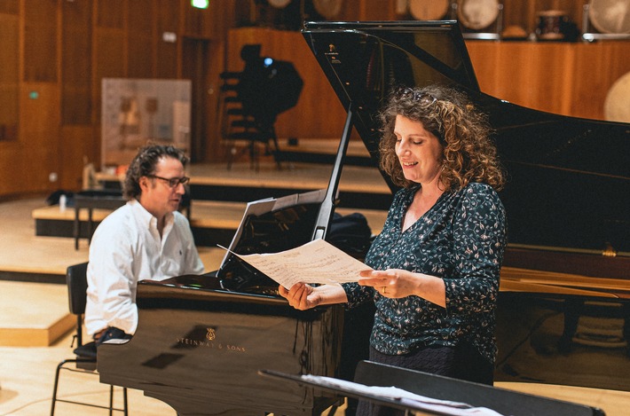 SÜDWESTRUNDFUNK
#Zusammenspielen bei SWR2 - 40 Produktionen mit freien Musikern, 40 Tagesproduktionen in den SWR Tonstudios
#Zusammenspielen bei SWR2
Sarah Wegener (Sopran) und Götz Payer (Klavier) bei den Aufnahmen im Funkstudio des SWR in Stuttgart.
© SWR/Paul Gärtner, honorarfrei - Verwendung gemäß der AGB im engen inhaltlichen, redaktionellen Zusammenhang mit genannter SWR-Sendung bei Nennung