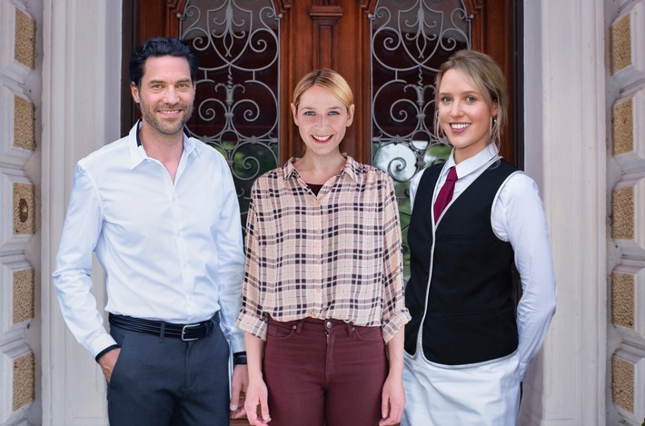 ARD PROGRAMMDIREKTION STURM DER LIEBE 16. Staffel mit drei Neuzugängen, montags bis freitags um 15.10 Uhr im Ersten.
Sturm der Liebe bekommt Verstärkung von drei neuen Darstellern: (v.l.n.r.) Stefan Käfer, Julia Gruber und Barbro Viefhaus.
Ab Folge 3400 (voraussichtlicher Sendetermin 06.07.20) ist Julia Gruber als Pferdemädchen Amelie Limbach zu sehen, Barbro Viefhaus als Michelle Ostermann ab Folge 3412 (voraussichtlicher Sendetermin 22.07.20) und Stephan Käfer als Karl Kalenberg ab Folge 3414 (voraussichtlicher Sendetermin 24.07.20).
(siehe ausführliche Pressemeldung von heute).
© ARD/Christof Arnold, honorarfrei - Verwendung gemäà der AGB im engen inhaltlichen, redaktionellen Zusammenhang mit genannter ARD-Sendung und bei Nennung