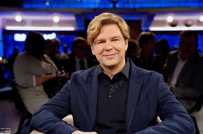 SÜDWESTRUNDFUNK
Nachtcafé - Die SWR Talkshow - Gäste bei Michael Steinbrecher
Prof. Dr. Michael Steinbrecher in der Studio-Kulisse im Alten E-Werk Baden-Baden.
© SWR/Baschi Bender, honorarfrei - Verwendung gemäß der AGB im engen inhaltlichen, redaktionellen Zusammenhang mit genannter SWR-Sendung und bei Nennung