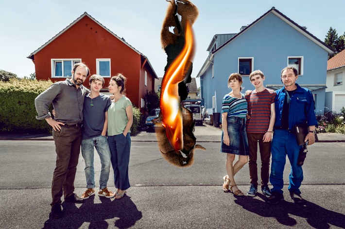 Zwei Familien unter sich: Christoph (Felix Knopp), David (Paul Sundheim) und Eva Schneider (Meike Droste) sowie Ulrike (Milena Dreißig), Marvin (Johannes Geller) und Frank Pielcke (Thorsten Merten) / Nutzung des Bildes nur in Verbindung mit der Sendung inkl. Social Media / Weiterer Text über ots und www.presseportal.de/nr/7840 / Die Verwendung dieses Bildes ist für redaktionelle Zwecke honorarfrei. Veröffentlichung bitte unter Quellenangabe: