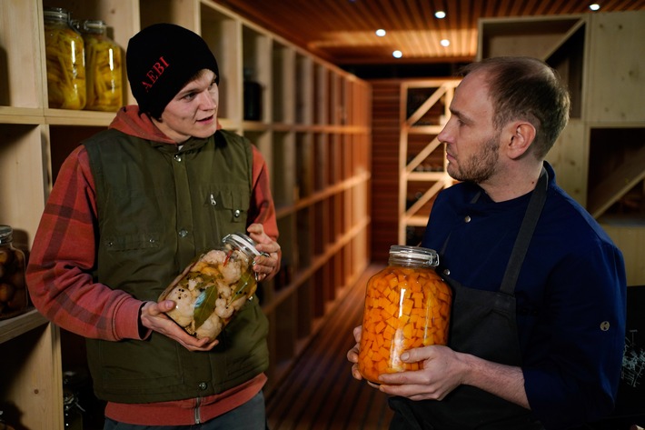 Gemüsebauer Christoph Kaufmann und Chefkoch Nico Hirschfeld im Vorratskeller im Hotel Post in Bezau. / Nutzung des Bildes nur in Verbindung mit der Sendung inkl. Social Media / Weiterer Text über ots und www.presseportal.de/nr/7840 / Die Verwendung dieses Bildes ist für redaktionelle Zwecke honorarfrei. Veröffentlichung bitte unter Quellenangabe: