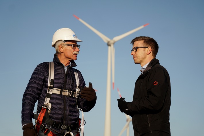 In der Region Rhein-Hunsrück hat Windpionier Werner Vogt 1995 das erste Bürger-Windrad aufgestellt, rechts sein Sohn Dominik. / Nutzung des Bildes nur in Verbindung mit der Sendung inkl. Social Media / Weiterer Text über ots und www.presseportal.de/nr/7840 / Die Verwendung dieses Bildes ist für redaktionelle Zwecke honorarfrei. Veröffentlichung bitte unter Quellenangabe: