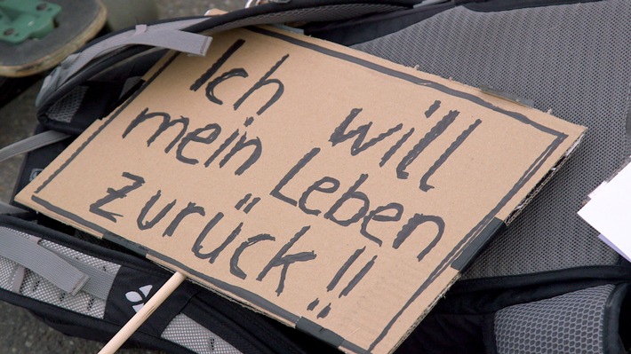 Egoismus oder berechtigte Kritik? Bei Anti-Corona-Demos spielen viele Faktoren eine Rolle. / Nutzung des Bildes nur in Verbindung mit der Sendung inkl. Social Media / Weiterer Text über ots und www.presseportal.de/nr/6348 / Die Verwendung dieses Bildes ist für redaktionelle Zwecke honorarfrei. Veröffentlichung bitte unter Quellenangabe: