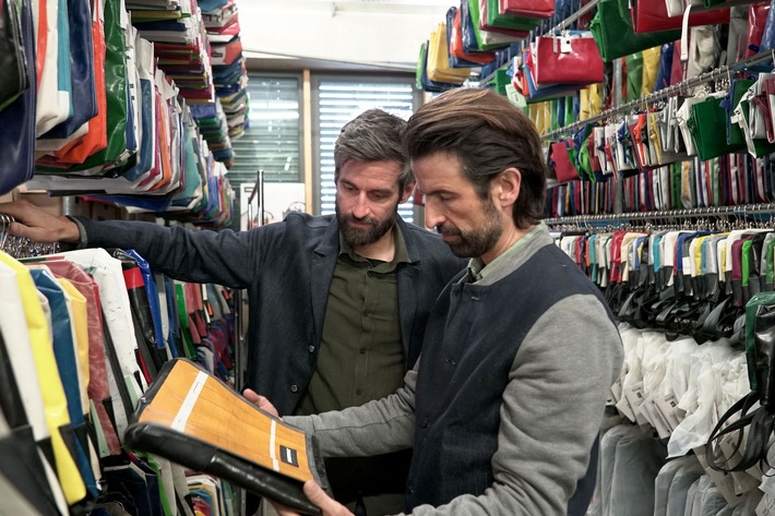 Die Brüder Daniel und Markus Freitag bieten neben Jeans aus Flachs auch Taschen aus recycelter Lkw-Plane. / Nutzung des Bildes nur in Verbindung mit der Sendung inkl. Social Media / Weiterer Text über ots und www.presseportal.de/nr/7840 / Die Verwendung dieses Bildes ist für redaktionelle Zwecke honorarfrei. Veröffentlichung bitte unter Quellenangabe: