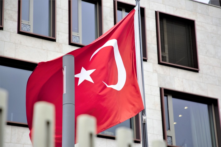 Türkisches Generalkonsulat in Berlin / Nutzung des Bildes nur in Verbindung mit der Sendung inkl. Social Media / Weiterer Text über ots und www.presseportal.de/nr/7840 / Die Verwendung dieses Bildes ist für redaktionelle Zwecke honorarfrei. Veröffentlichung bitte unter Quellenangabe: