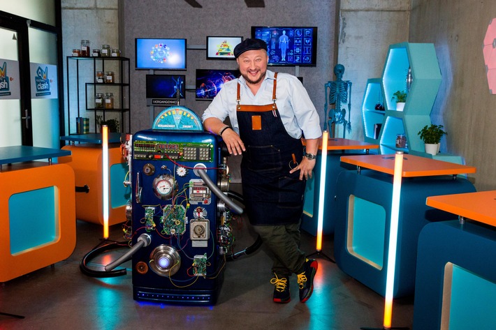 Sebastian Lege mit Zeitmaschine im Kitchenlab / Nutzung des Bildes nur in Verbindung mit der Sendung inkl. Social Media / Weiterer Text über ots und www.presseportal.de/nr/7840 / Die Verwendung dieses Bildes ist für redaktionelle Zwecke honorarfrei. Veröffentlichung bitte unter Quellenangabe: