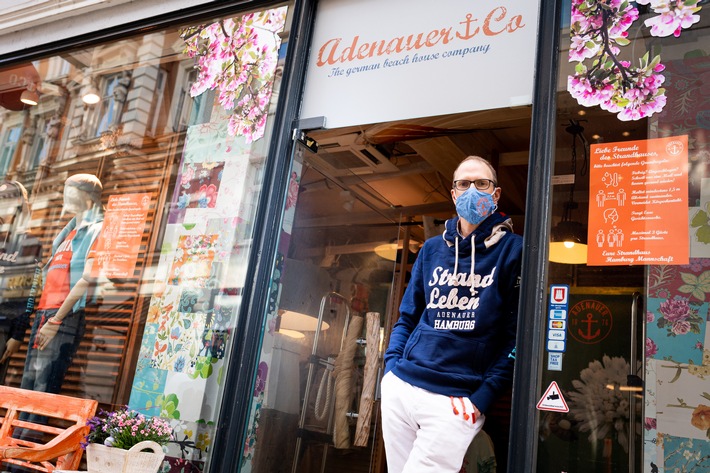 Gibt die Saison noch nicht verloren: Kai Teute, Co-Gesellschafter der BK Beachhouse Mode GmbH vor dem Stammgeschäft am Hamburger Gänsemarkt / Hamburger Sparkasse hilft Unternehmen durch die umsatzschwache Zeit. Weiterer Text über ots und www.presseportal.de/nr/56912 / Die Verwendung dieses Bildes ist für redaktionelle Zwecke honorarfrei. Veröffentlichung bitte unter Quellenangabe: