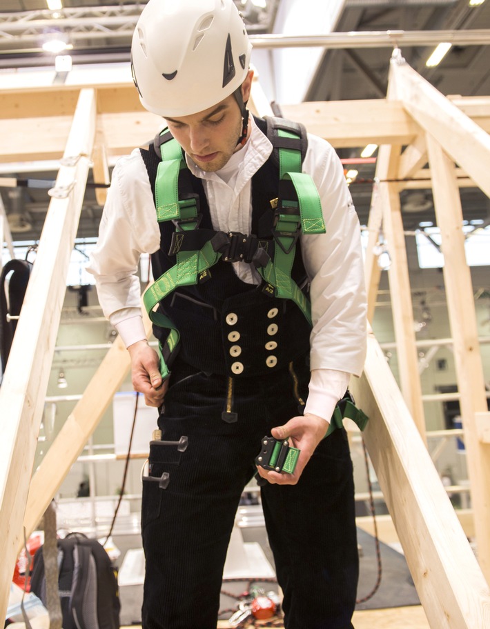 Die Persönliche Schutzausrüstung bei allen Tätigkeiten auf hoch gelegenen Arbeitsplätzen muss stimmen. Weiterer Text über ots und www.presseportal.de/nr/60172 / Die Verwendung dieses Bildes ist für redaktionelle Zwecke honorarfrei. Veröffentlichung bitte unter Quellenangabe: