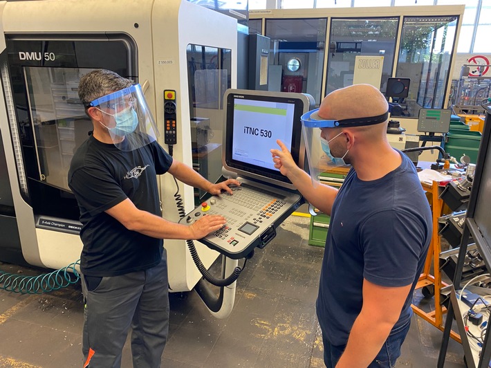 Ausbildung bei Ford während Corona an computergesteuerter Fräsmaschine Weiterer Text über ots und www.presseportal.de/nr/6955 / Die Verwendung dieses Bildes ist für redaktionelle Zwecke honorarfrei. Veröffentlichung bitte unter Quellenangabe: