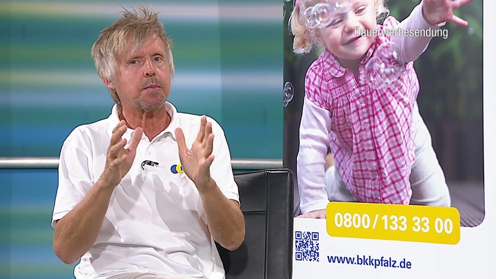 Professor Dr. Tobias Erhardt gibt bei