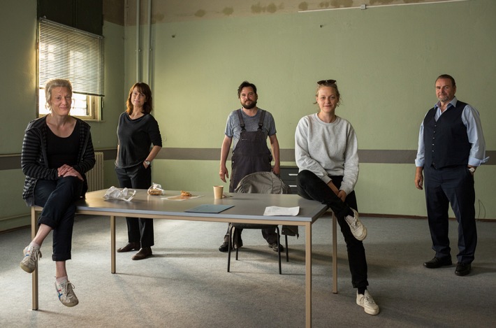 Brigitte Maria Bertele, Claudia Michelsen, Sascha Alexander Gersak, Jana Lammerer, Felix Vortler (v.l.) / Spurlos verschwunden: Drehstart für Polizeiruf 110