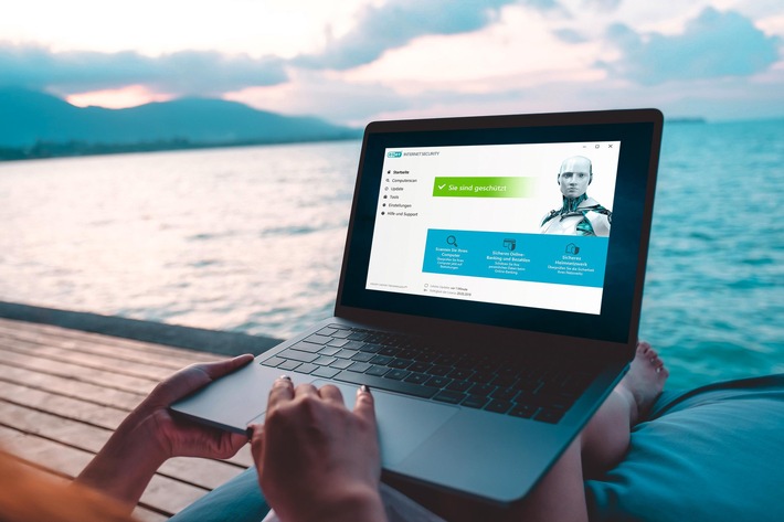Auf Reisen sind Mobilgeräte wie Smartphone, Tablet oder Notebook unverzichtbare Begleiter geworden. ESET empfiehlt Reisenden schon vor dem Urlaubsbeginn, ihre mobilen Begleiter umfassend abzusichern und gibt Tipps, was vor Ort zu beherzigen ist. Weiterer Text über ots und www.presseportal.de/nr/71571 / Die Verwendung dieses Bildes ist für redaktionelle Zwecke honorarfrei. Veröffentlichung bitte unter Quellenangabe: